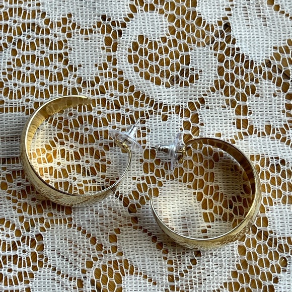 Vintage gold tone wide hoop earrings - Picture 2 of 4